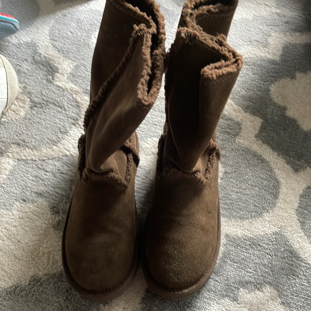 American Eagle boots. UGG like style. Worn once. Smoke free pet free home.